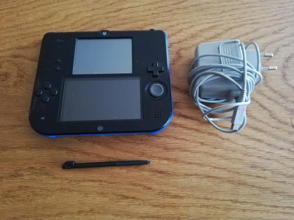 Nintendo 2DS  Blau/Schwarz MOD.FTR-001 mit Ladekabel (Stift fehlt)